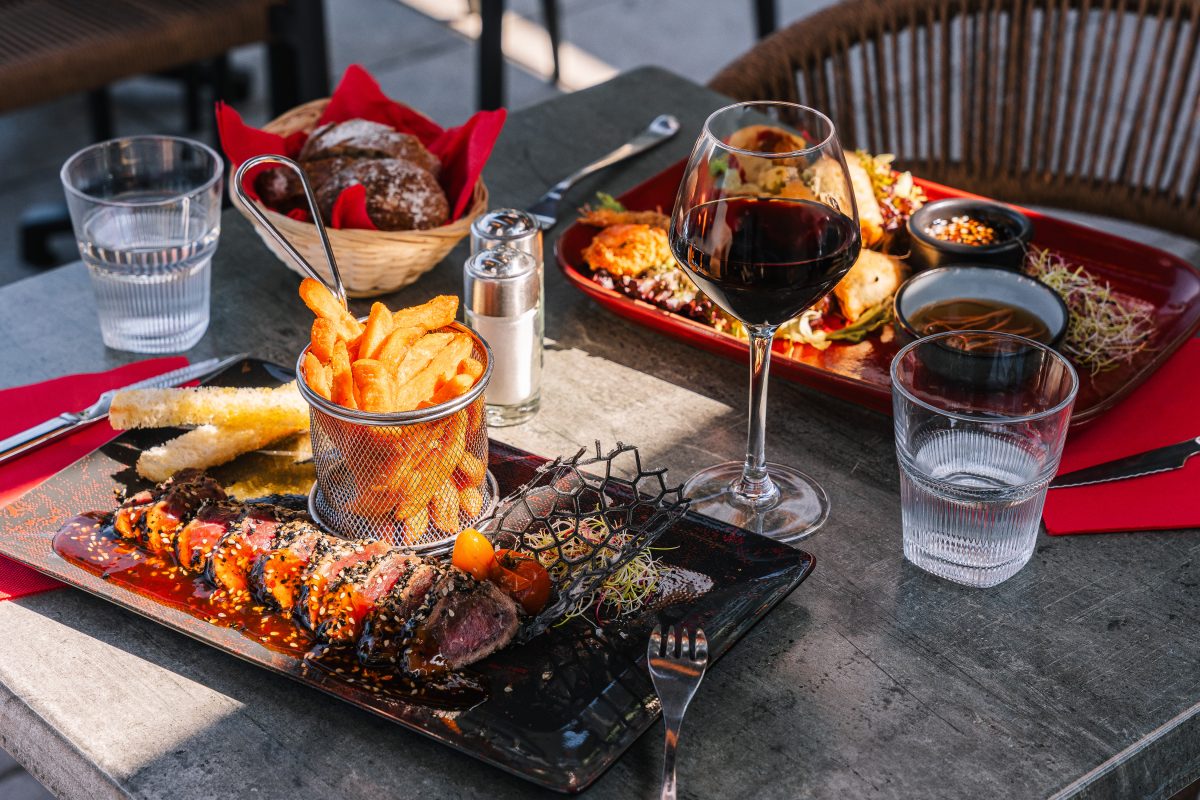 Assiette à partager et verres sur une table du Duplex