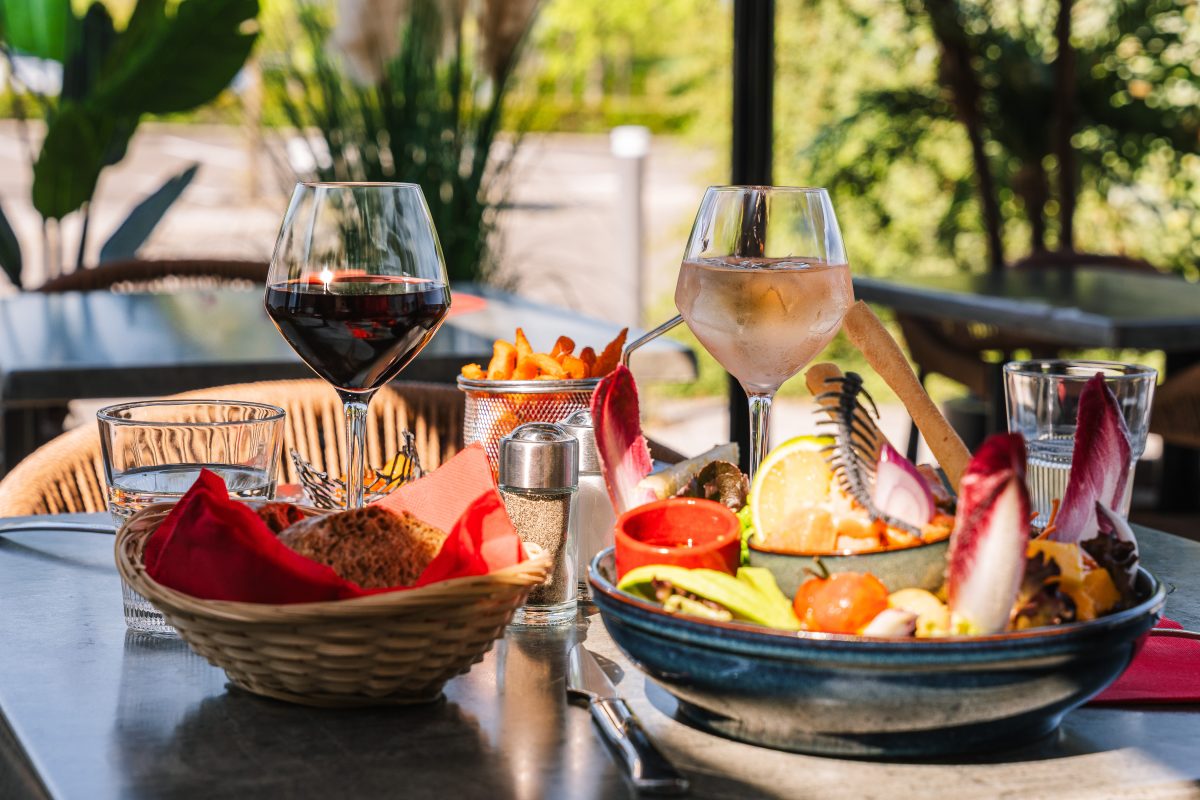Table dressée avec verres et assiette en terrasse