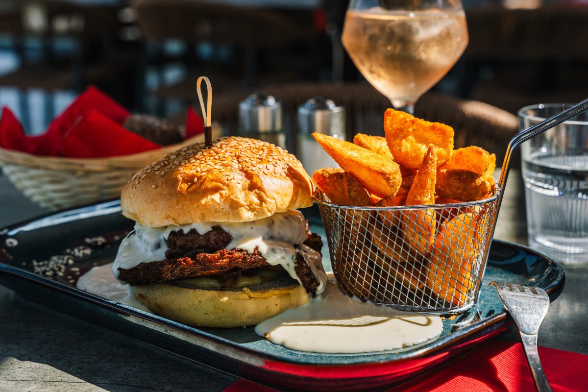 Burger et frites servis au Duplex