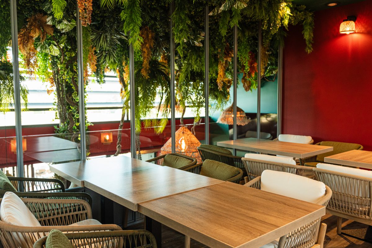Salle du Duplex avec tables et suspensions végétales