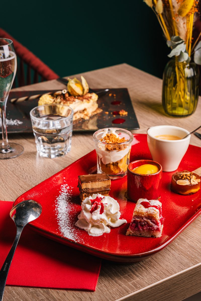 Dessert servi au Duplex sur une assiette rouge