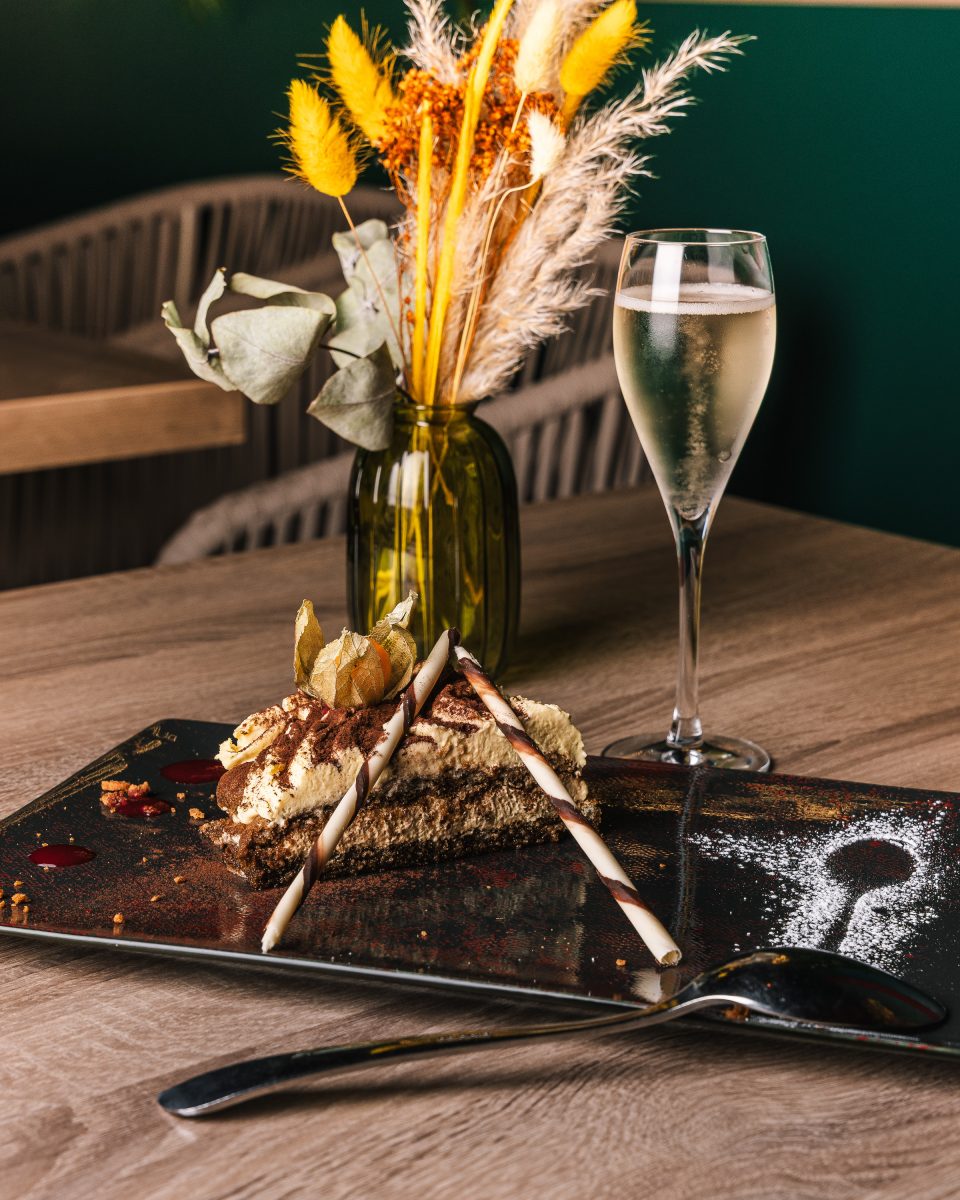 Dessert et coupe de champagne sur une table du Duplex