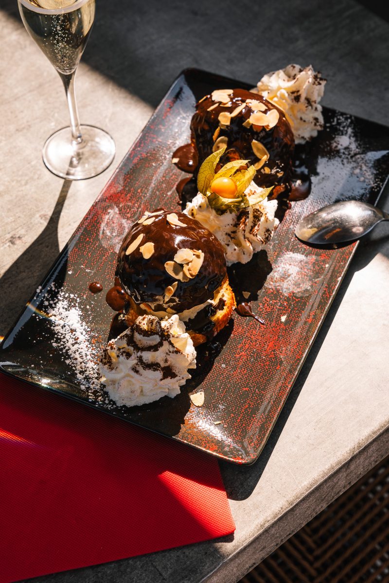Dessert gourmand servi avec une coupe de champagne