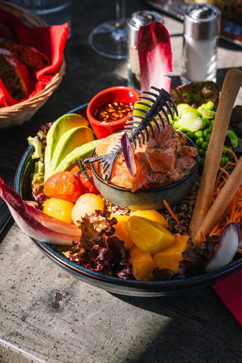 Plat généreux servi avec fruits et accompagnements
