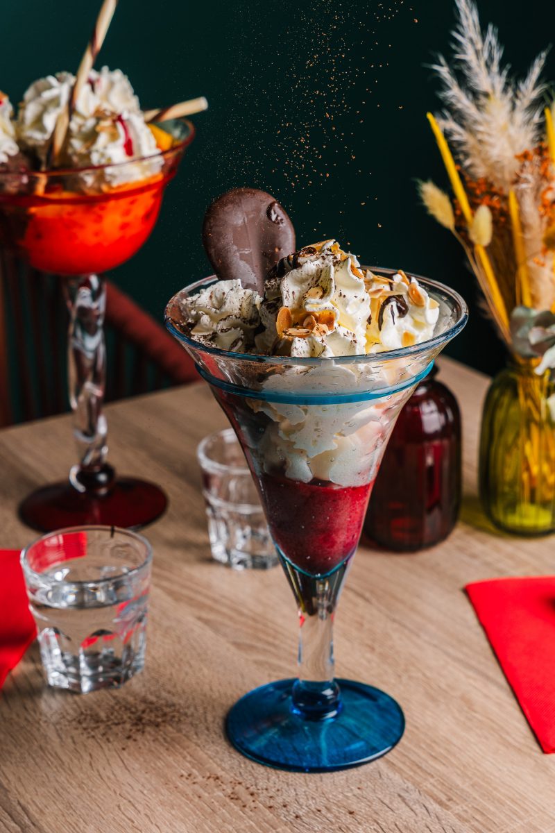 Glace et boisson servies dans une ambiance de table tropicale
