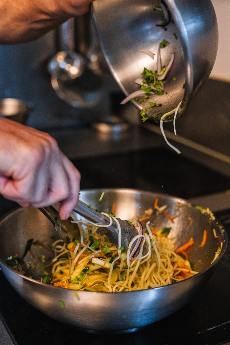 Cuisine en préparation dans une poêle au Duplex